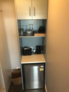 eine kleine Küche mit einem Kühlschrank aus Edelstahl in der Unterkunft Number 10 -King bed with breakfast in Stanley