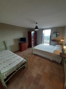 Cascina Merlo Country House tesisinde bir odada yatak veya yataklar