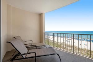 balcón con sillas y vistas a la playa en Fantastic Private Complex -Beachfront 2BD Ocean Villa! Gorgeous Amenities en Panama City Beach