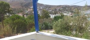 キニオンにあるAposperitis Rooms & Apartmentsの青い柱のある家屋の屋根からの眺め