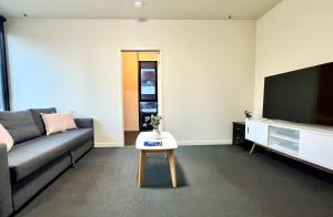 Televisyen dan/atau pusat hiburan di Readyset Apartments on Little Bourke