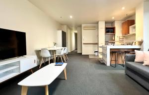 Dapur atau dapur kecil di Readyset Apartments on Little Bourke