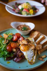 dois pratos de comida numa mesa com ovos e torradas em Mount Royal Villa em Iringa