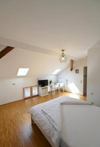 une grande chambre avec un lit et une salle à manger dans l'établissement Gasthaus Landbrecht, à Freising