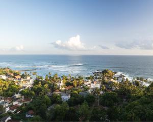 una vista aérea de la ciudad y el océano en The Jungle View en Mirissa