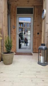 una puerta abierta con una maceta delante de ella en New and fresh apartement in Kvitfjell en Favang