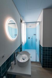 bagno con lavandino e doccia di New Barcavela a Santa Margherita di Pula