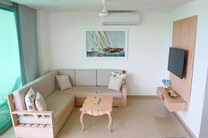 uma sala de estar com um sofá e uma mesa em Magico Apartamento Frente al Mar 3 Habitaciones TR21 em Coveñas