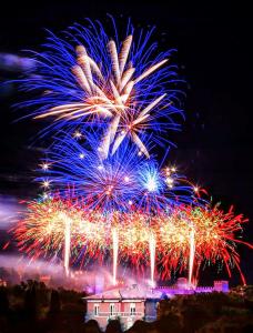 Un mucchio di fuochi d'artificio che esplodono nel cielo notturno di Villa Paoletti, appartamento confortevole nel cuore di Gradara a Gradara