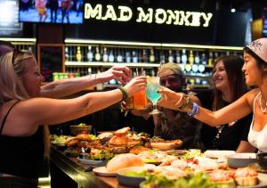 un gruppo di persone che trattengono bevande al bar di Mad Monkey Hanoi a Hanoi