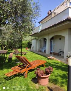 A garden outside Appartamenti in Villa