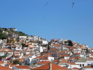 Výhľad na mesto Skopelos alebo výhľad na mesto priamo z penziónu