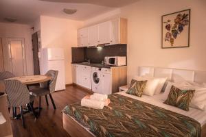 a small room with a bed and a kitchen at bellissimo студио близо до плажа in Ravda