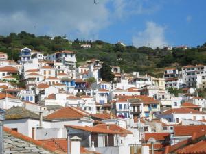 Výhľad na mesto Skopelos alebo výhľad na mesto priamo z penziónu