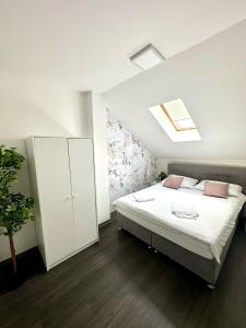 ein Schlafzimmer mit einem Bett und einem Dachfenster in der Unterkunft KAPTOL Rooms in Zagreb