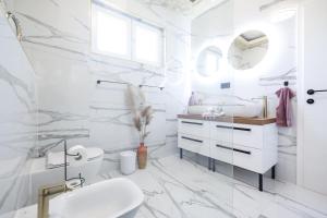 Ένα μπάνιο στο Oscar & Leo Apartments +90 φωτογραφίες
