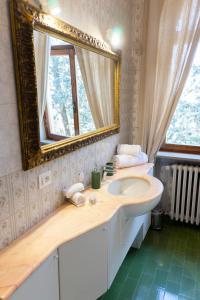 沃蓋拉的住宿－B&B LA VILLA，一间带水槽和镜子的浴室