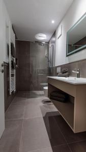 A bathroom at Wein Neururer