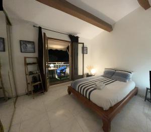 um quarto com uma cama e um espelho grande em Chambre privée avec salle d’eau et terrasse au calme em Le Cannet