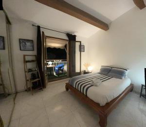 Katil atau katil-katil dalam bilik di Chambre privée avec salle d’eau et terrasse au calme