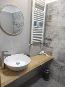 bagno con lavandino bianco e specchio di Albergo Piazza Risorgimento a Porto Cesareo