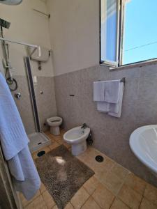 カステル・ヴォルトゥルノにあるBeach Suites - by Lido Scalzoneのバスルーム(洗面台、トイレ、シャワー付)