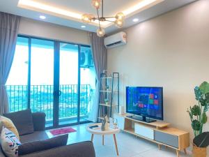 北赖JOVIAL Modern Cozy Homestay `Meritus Perai的客厅里有一张沙发和一台电视