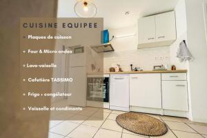 eine Küche mit weißen Geräten und einem Schild mit der Aufschrift „Cuisine Evolve“ in der Unterkunft Le Gite 1 - Appartement T2 de 53m2, idéal pro ou couples, coeur de ville et proche GOLFECH in Malause