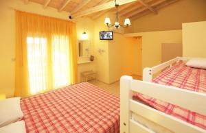 A bed or beds in a room at Suites Pierion Musses