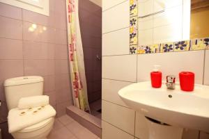 A bathroom at Suites Pierion Musses Még 37 kép