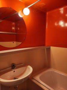 アルク2000にあるStudios Paradiskisのバスルーム(シンク、鏡、バスタブ付)