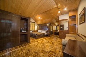 una camera d'albergo con letto e tavolo di OPERA INN a Srinagar