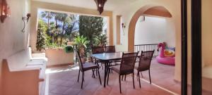 uma sala de jantar com mesa e cadeiras em Marbella Luxury Fast Internet Netflix em Estepona