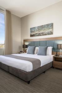 a bedroom with a large bed and a window at Quest Albury on Townsend in Albury +29 photos