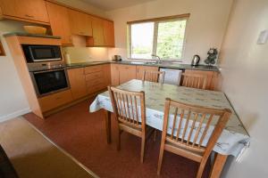 A kitchen or kitchenette at Ash, Birch and Rowan Cabins