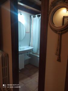 Koupelna v ubytování Hotel la posada de Numancia + 34 fotografií