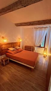 1 dormitorio con 1 cama grande en una habitación en Appartement T2 centre village, en Cucuron