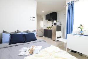 Il comprend une petite chambre avec un lit et une cuisine. dans l'établissement FL Residence Takadanobaba, à Tokyo