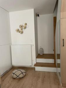 ein Zimmer mit einem Flur mit Treppen und einem Ball auf dem Boden in der Unterkunft Morris Vacka in Veszprém