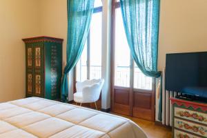 沃蓋拉的住宿－B&B LA VILLA，卧室配有床、椅子和窗户。