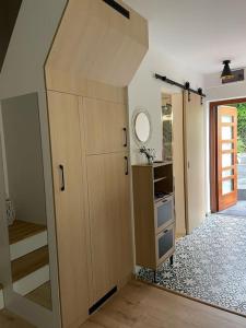 Zimmer mit einem großen Holzschrank und einem Spiegel in der Unterkunft Morris Vacka in Veszprém