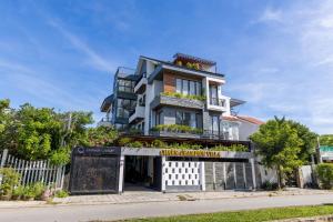 un edificio con una señal delante de él en Charm Champion Villa Hoian en Hoi An