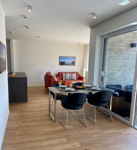 uma sala de estar com uma mesa e cadeiras e um sofá em 2915 Wohnung 5 em Dahme