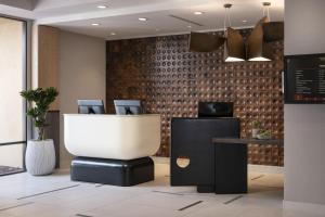 een lobby met een receptie en een bakstenen muur bij Napa Valley Marriott Hotel & Spa in Napa