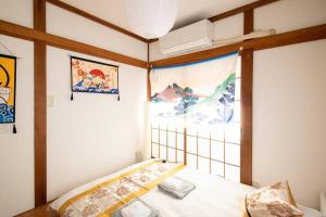 1 dormitorio con 1 cama y una ventana con aversión en 2023年4月オープン/東向島駅から徒歩4分/収容人数5/, en Tokio