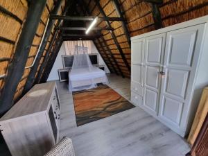 勒斯滕堡的住宿－Bietjie Bos Chalet，阁楼间 - 带床和白色门