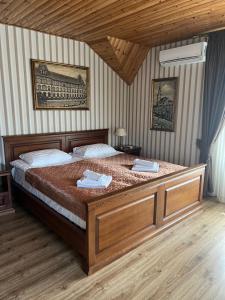 ダイダにあるGuest House Villa Lampertiのベッドルーム1室(大型ベッド1台、タオル2枚付)