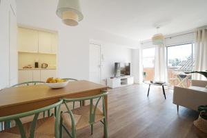 een keuken en een woonkamer met een tafel en stoelen bij Porto Comfort in Porto Cristo