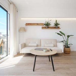 een woonkamer met een bank en een tafel bij Porto Comfort in Porto Cristo