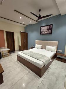 Nārnaul的住宿－Hotel iris，一间卧室配有一张床和吊扇
